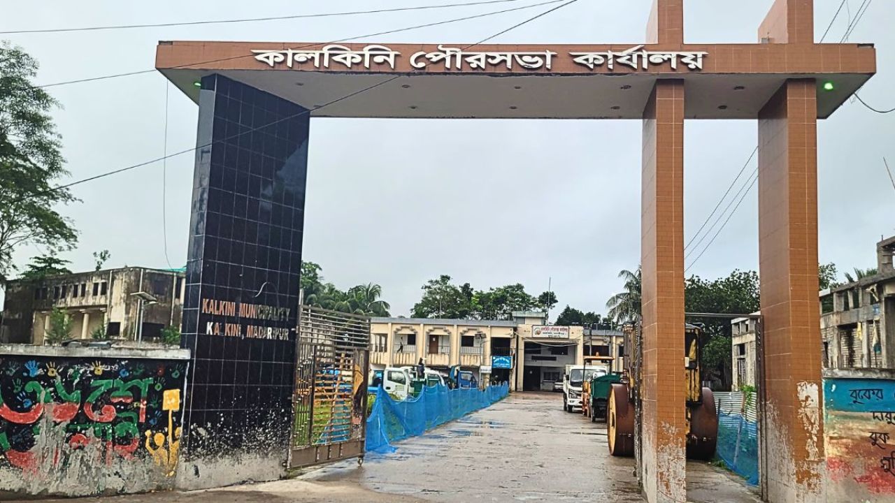 ৮ মাস ধরে কালকিনি পৌরসভায় সুপেয় পানির তীব্র সংকট, চরম দুর্ভোগে হাজারো মানুষ