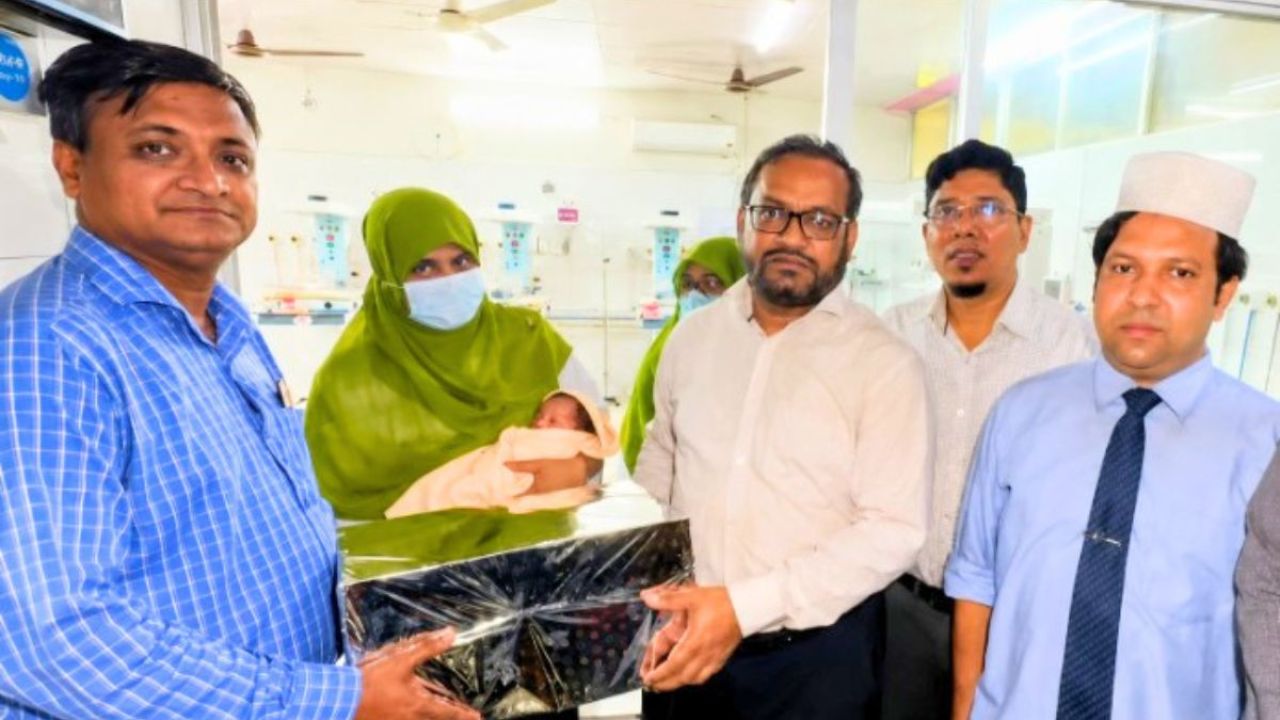 পরিচয়হীন নবজাতকের দায়িত্ব নিলেন চাঁদপুরের ডিসি