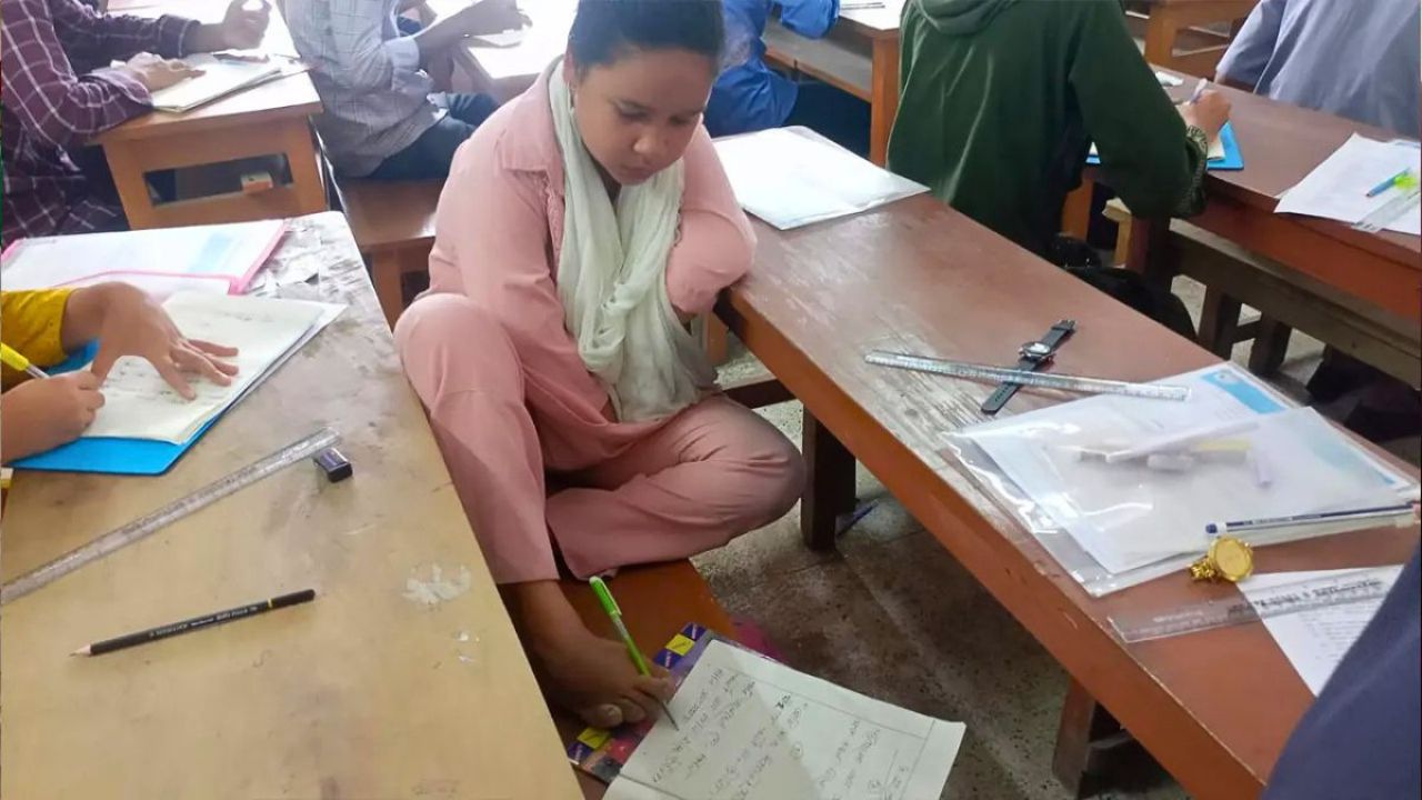 শারীরিক প্রতিবন্ধকতা জয় করে এইচএসসি দিচ্ছে পলি