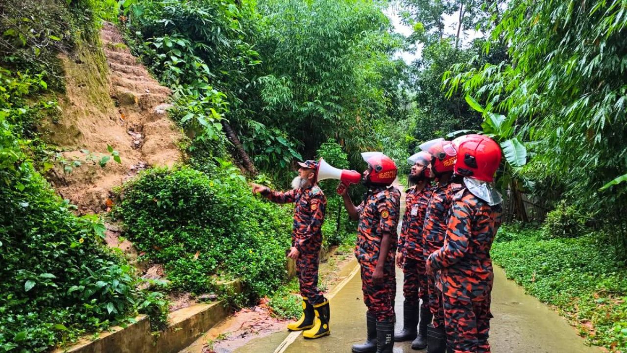 নাইক্ষ্যংছড়িতে টানা বৃষ্টিতে পাহাড়ধসের শঙ্কা