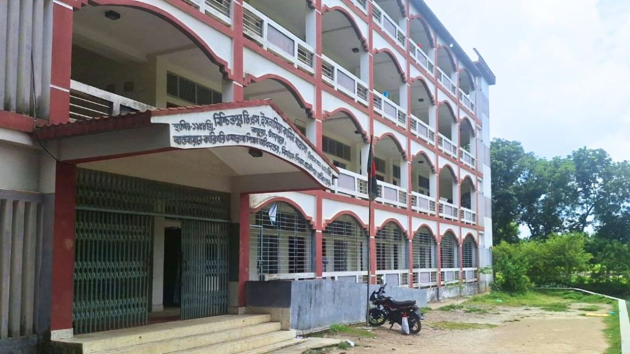 দায়িত্বে অবহেলার দায়ে শাস্তির মুখে দুই শিক্ষক