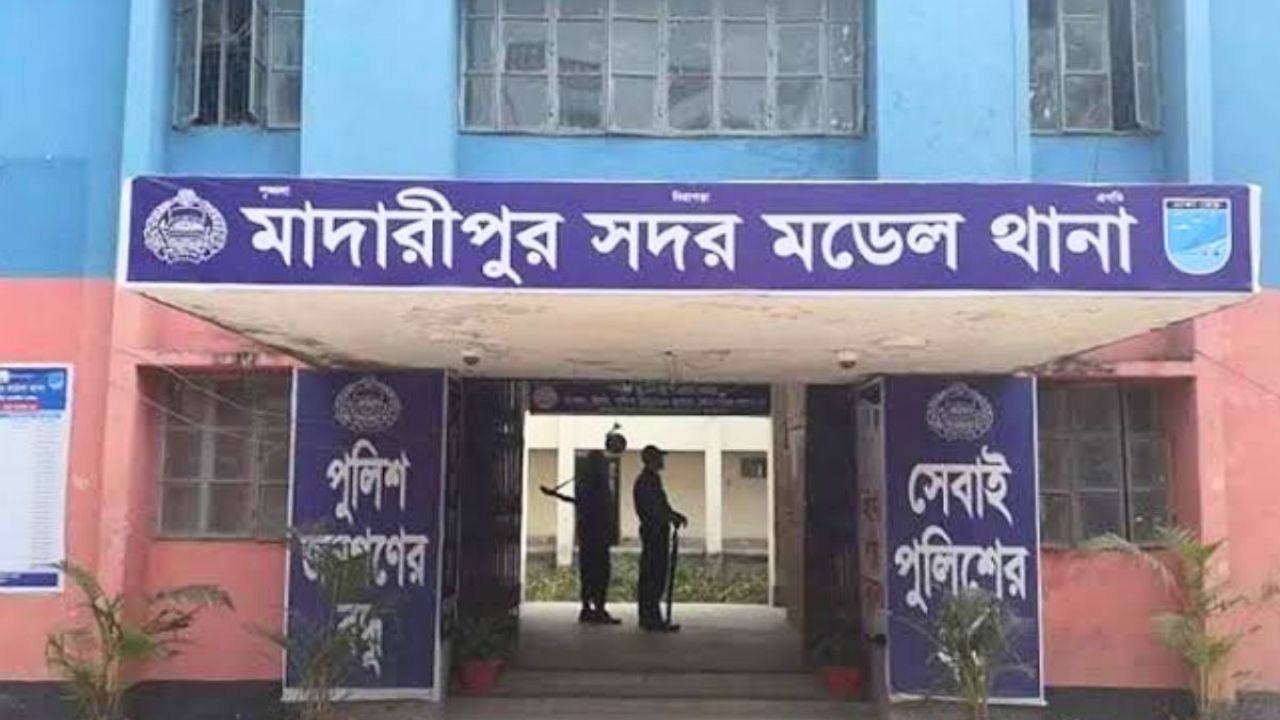 মাদারীপুরে হাতবোমা ফাটিয়ে পুলিশের হাত থেকে আসামি ছিনতাই