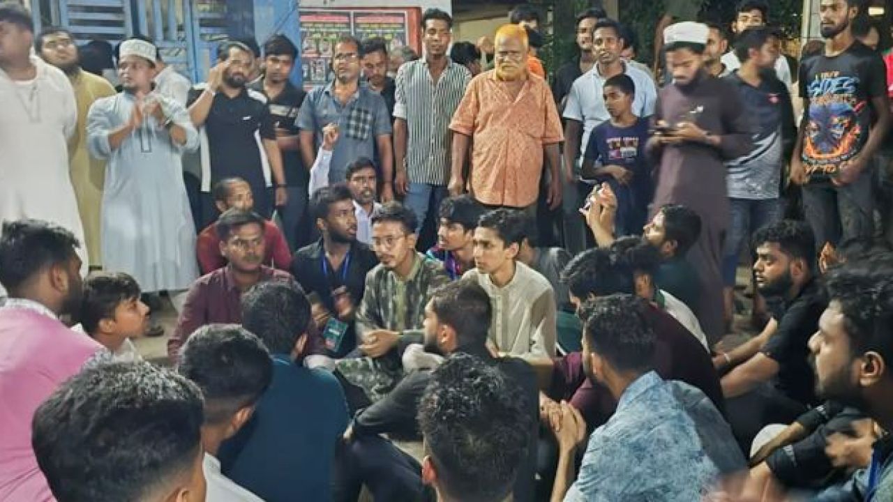 এনসিপির সমাবেশে হামলা, প্রতিবাদে থানার সামনে অবস্থান