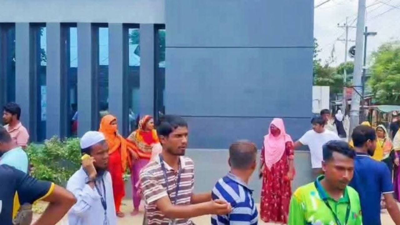 হঠাৎ অসুস্থ ৫০ শ্রমিক, কারখানায় আতঙ্ক!
