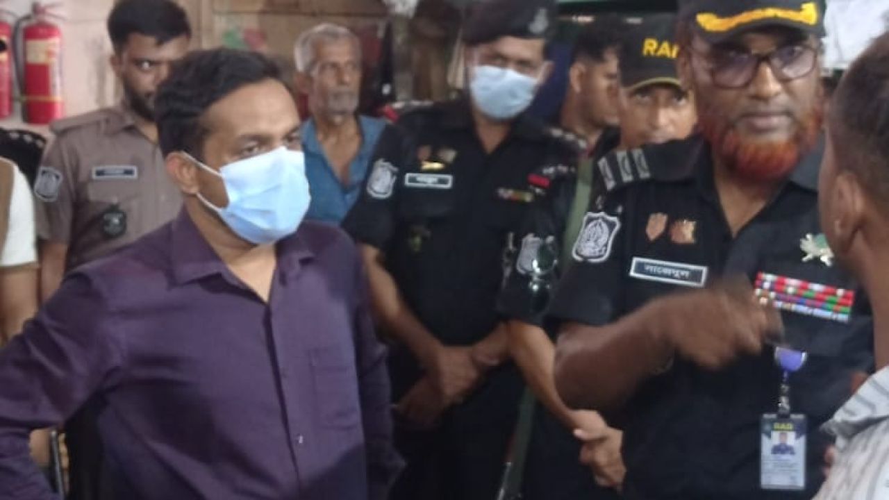 চকবাজারে পলিথিন কারখানায় র‌্যাবের হানা: জরিমানা ও সতর্কবার্তা