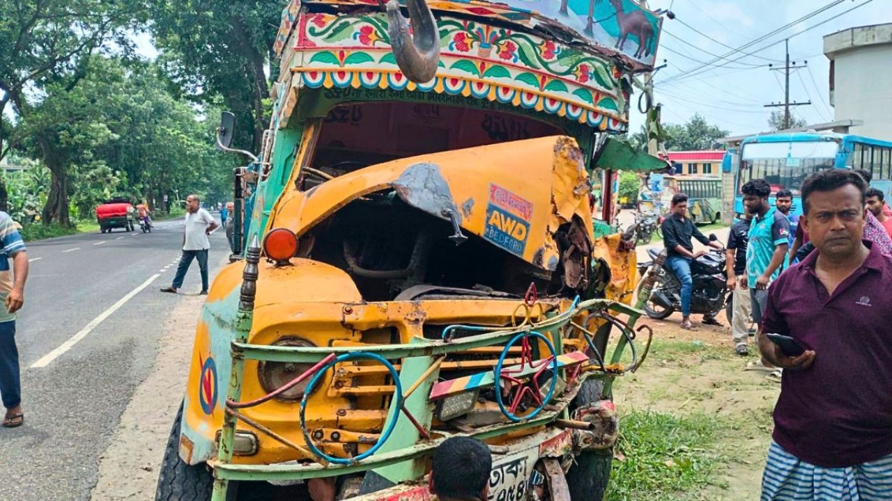 মানিকগঞ্জে ট্রাকের চাকা ফেটে ৫ জন আহত