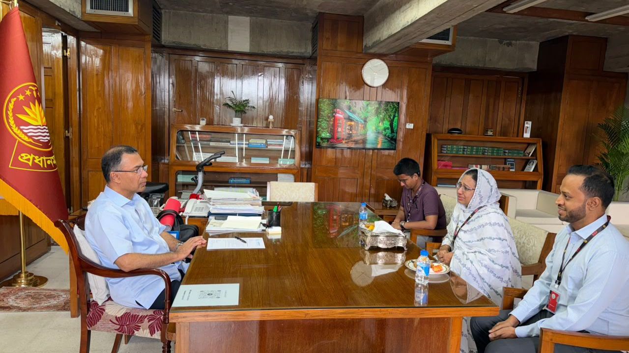 সন্তানহারা মায়ের পাশে প্রধানমন্ত্রী