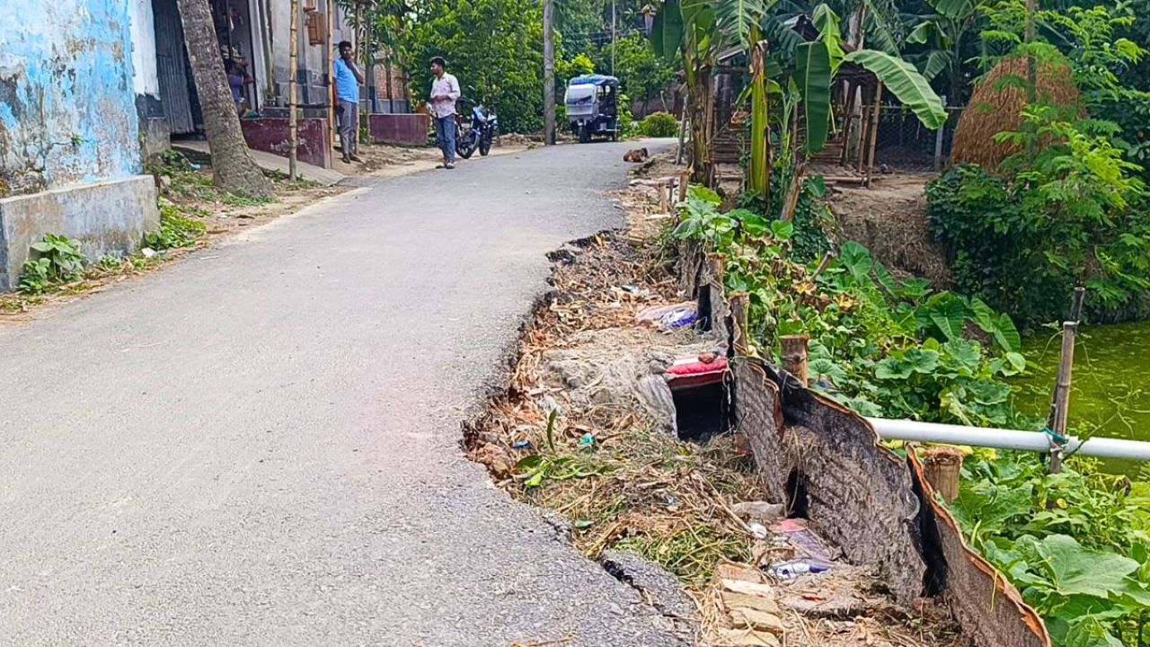 বগুড়ায় নির্মাণের ৩য় দিনেই ধসে পড়ল সড়ক