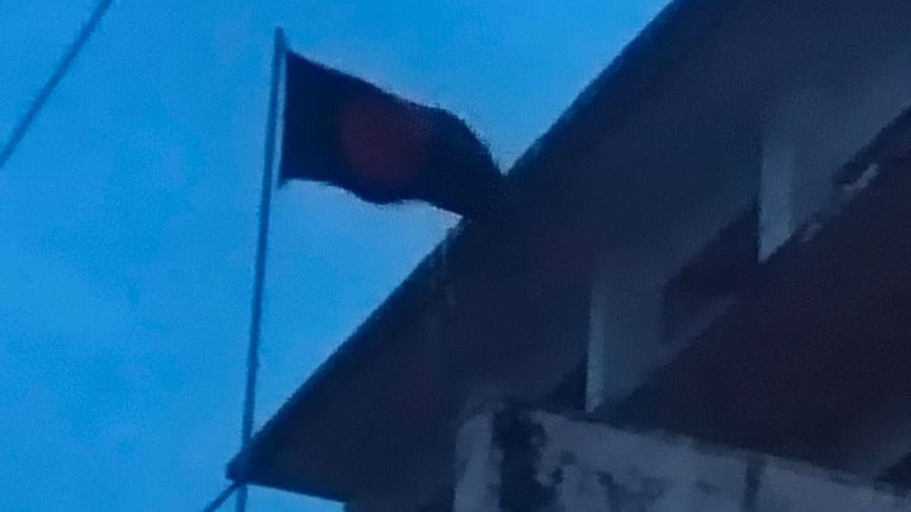 পতাকা অবমাননার প্রতিবাদ করায় সাংবাদিককে হুমকি