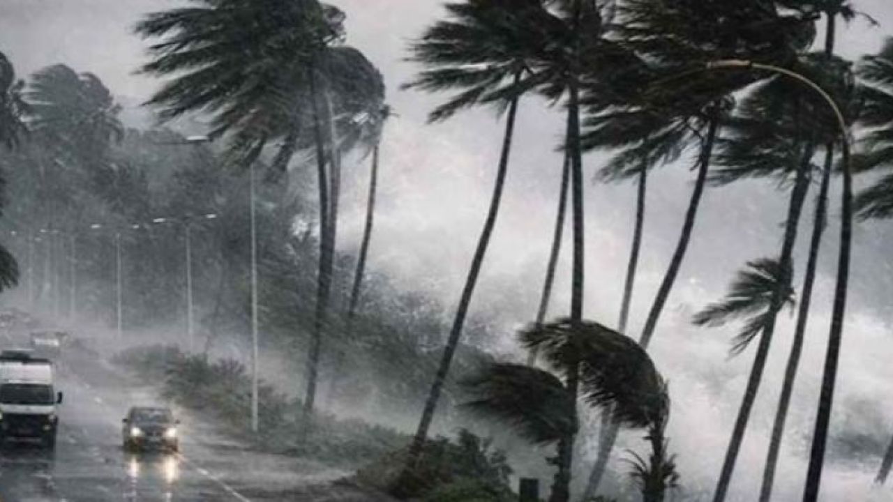 রাতেই ৮০ কিমি বেগে ঝড়, অতিভারী বর্ষণের শঙ্কা