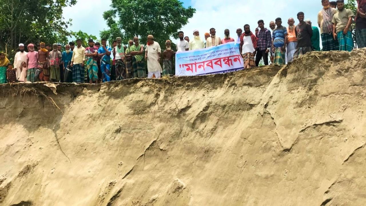 ব্রহ্মপুত্রের ভাঙন রোধে ইসলামপুরে মানববন্ধন