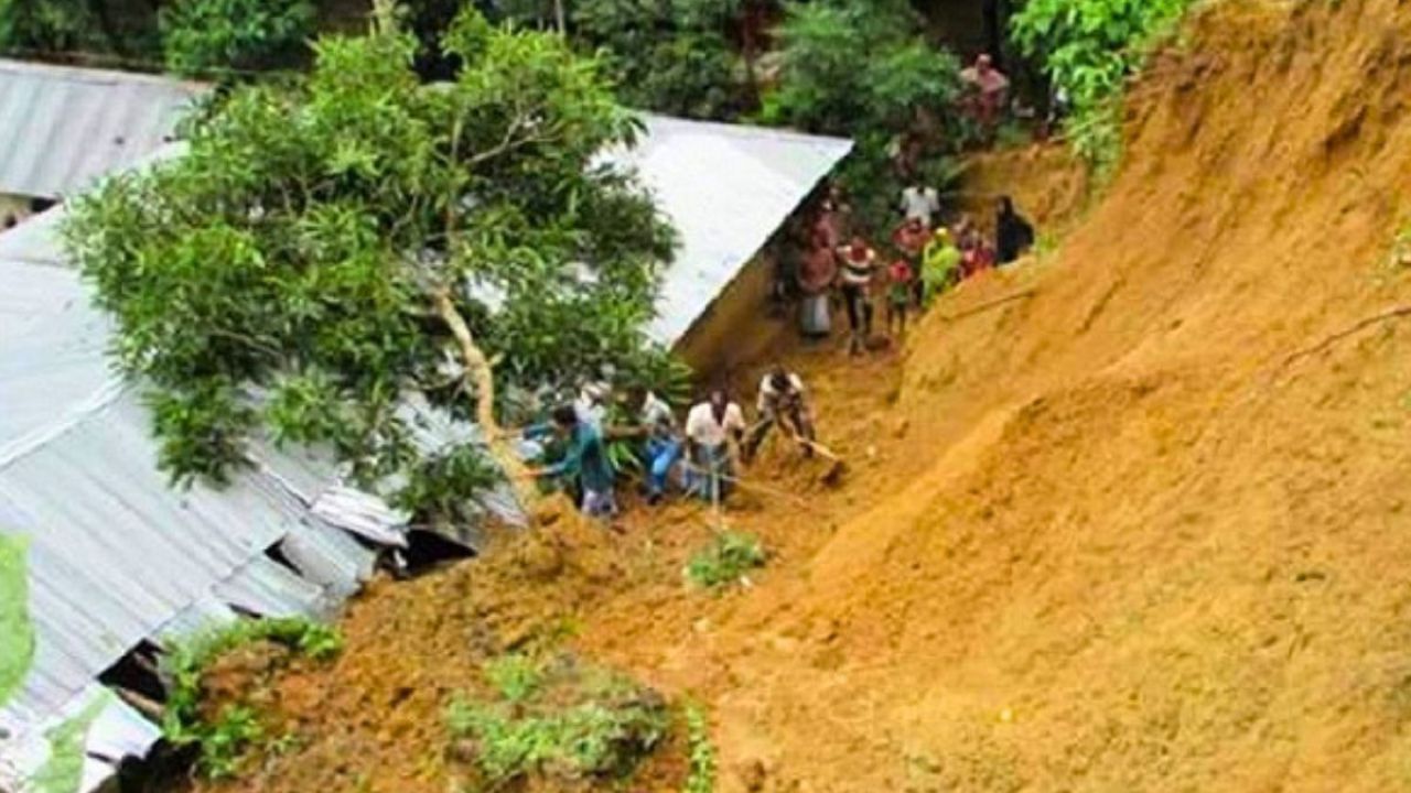 কক্সবাজারে পাহাড়ধস-দেয়ালচাপায় নিহত বেড়ে ১২, ঝুঁকিতে ৩ লাখ মানুষ