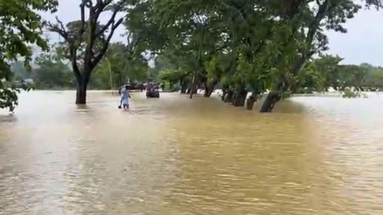 পাহাড়ি ঢলে সাজেক সড়কে পানি, আটকা ৬০০ পর্যটক
