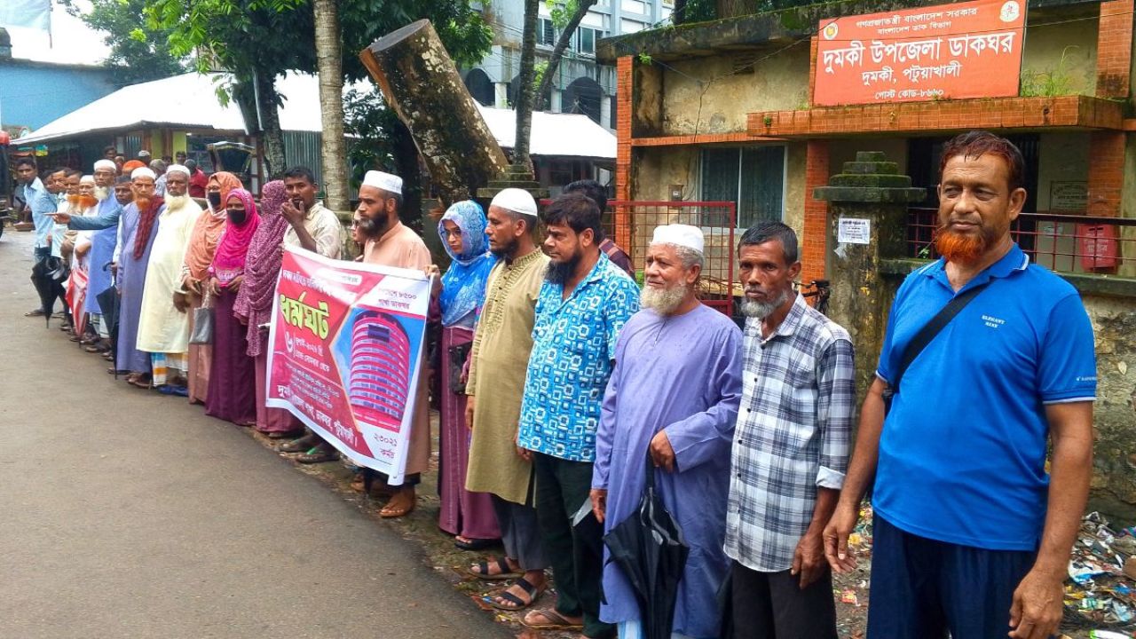 চাকরি জাতীয়করণের দাবিতে দুমকিতে ডাকঘর কর্মচারীদের ধর্মঘট