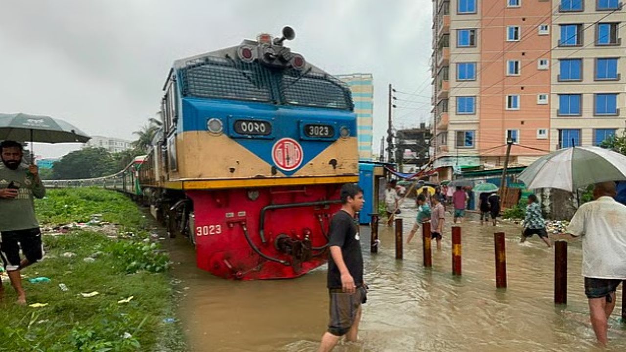 টিকেটের টাকা ফেরত, উঁচু হবে রেললাইন