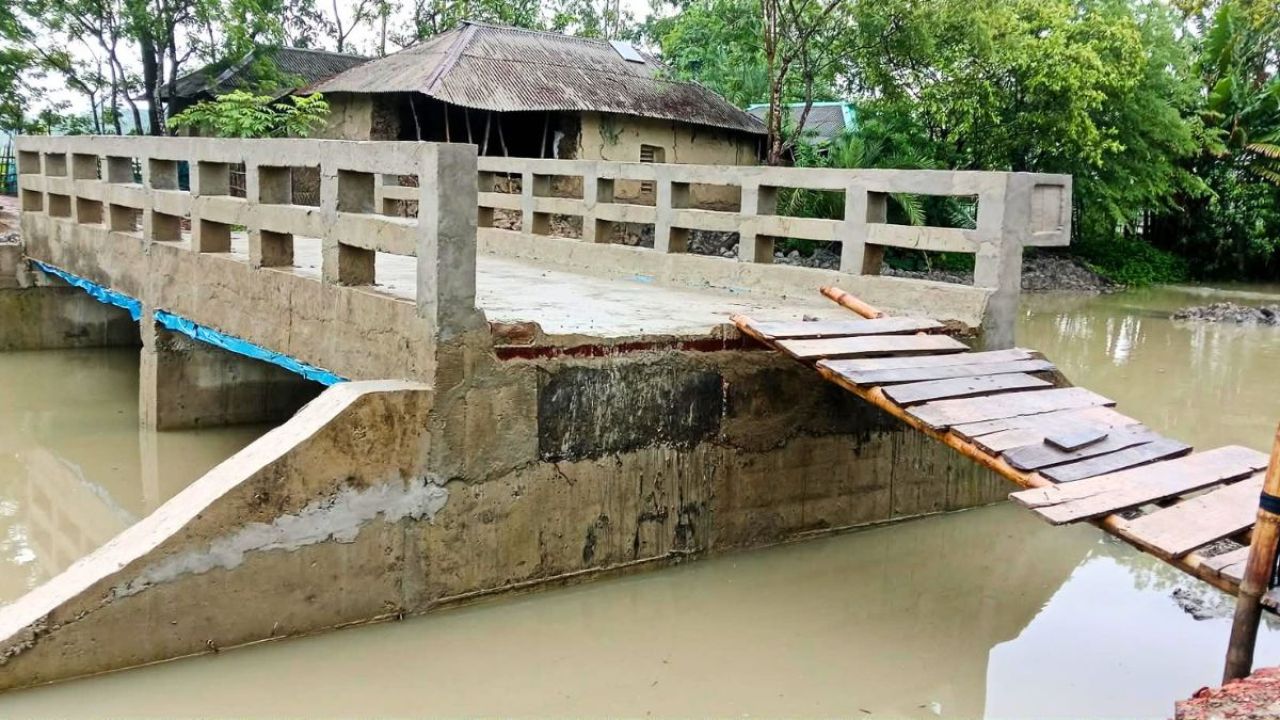 ৩৩ লাখ টাকার ‘অকেজো’ সেতু!