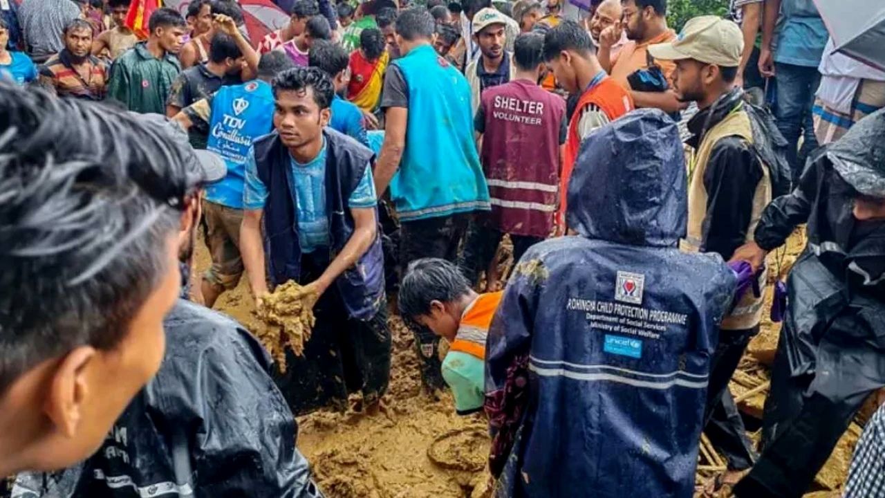 উখিয়ায় পাহাড়ধসে ৮ শিক্ষার্থীর মৃত্যু