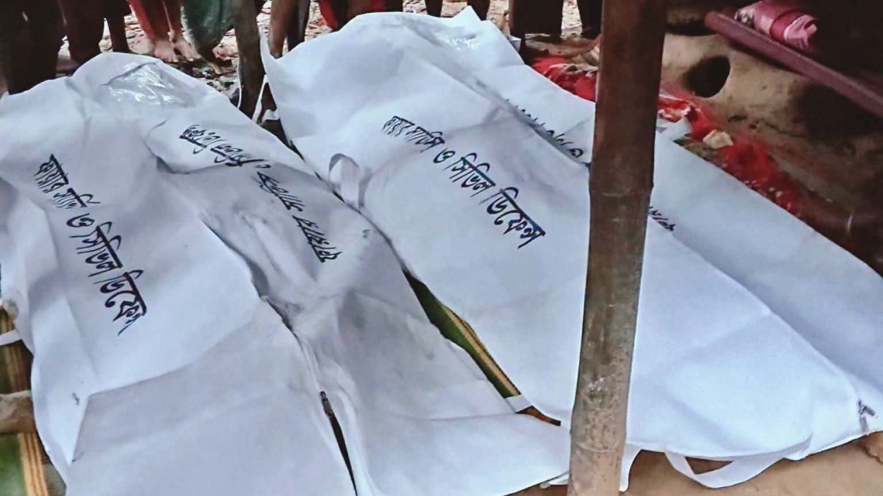 লামায় পাহাড়ধসে ঘুমন্ত বাবা-মা-ছেলেসহ নিহত ৫