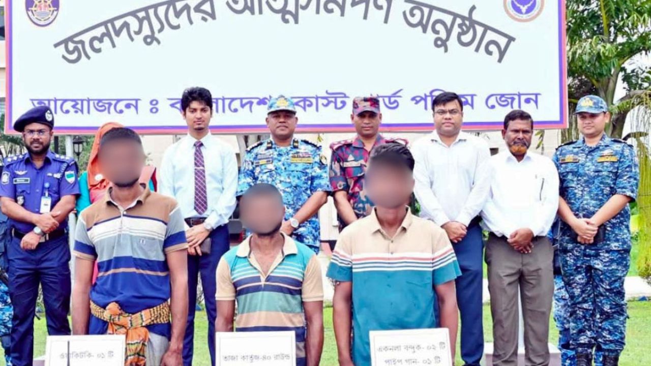 মোংলায় অস্ত্রসহ ৩ বনদস্যুর আত্মসমর্পণ