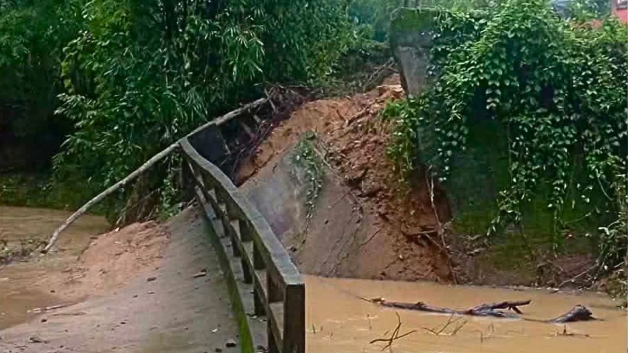 নাইক্ষ্যংছড়িতে পাহাড়ি ঢলে সেতু ধসে যোগাযোগ বিচ্ছিন্ন