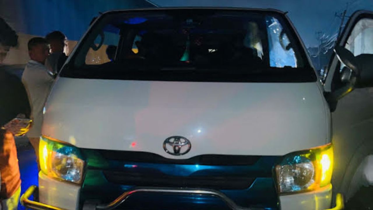সোনারগাঁয়ে পুলিশ বক্সের সামনেই প্রবাসীর গাড়িতে ডাকাতি