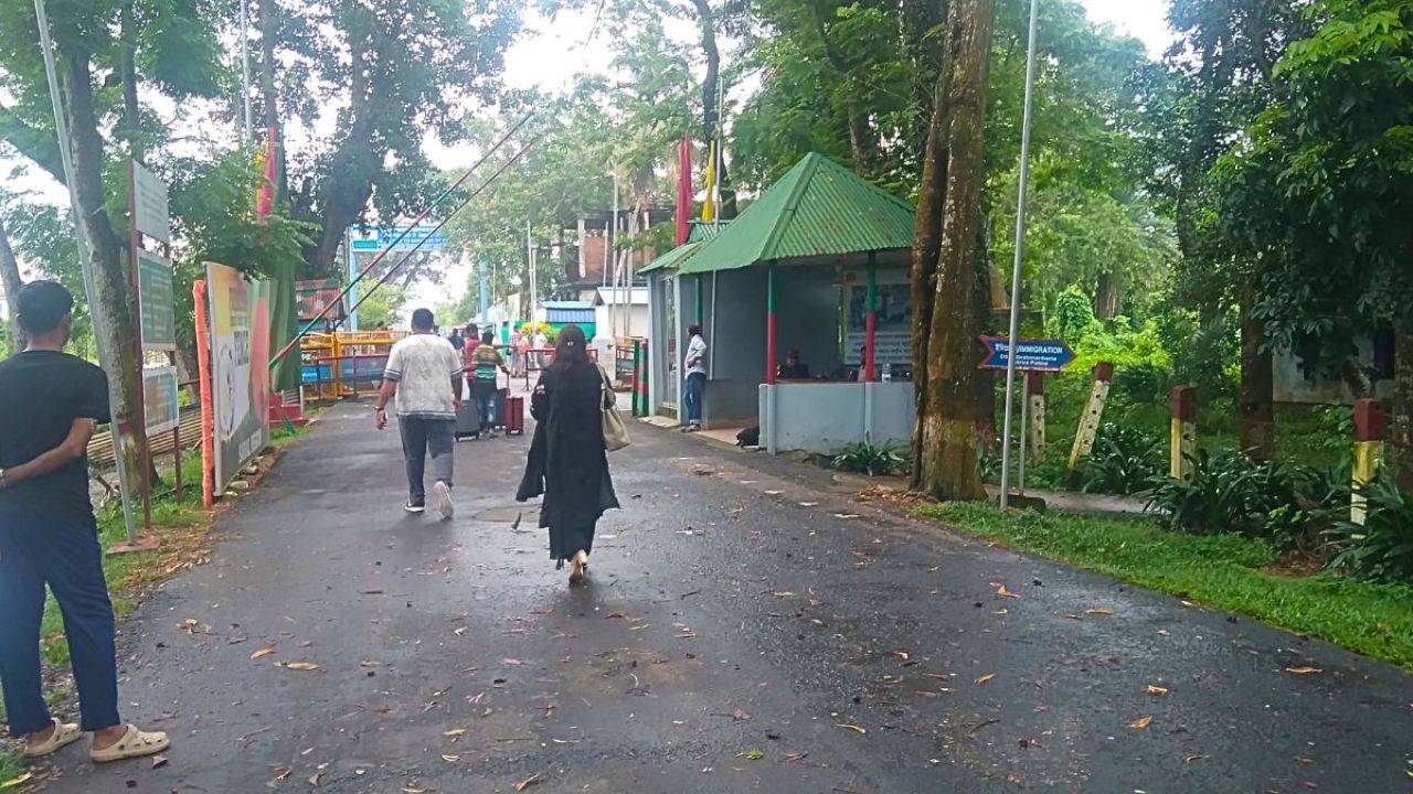 ২ বছর পর আখাউড়া দিয়ে ভ্রমণ ভিসায় ভারতযাত্রা শুরু