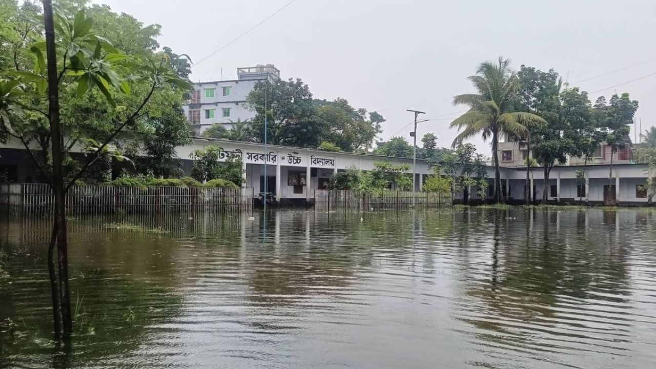 শ্রেণিকক্ষে হাঁটুসমান পানি, পরীক্ষা স্থগিত