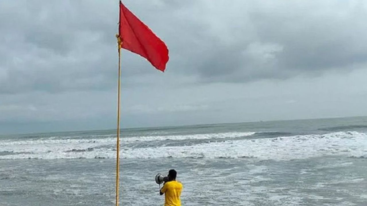 লঘুচাপ দুর্বল হলেও সমুদ্রবন্দরে ৩ নম্বর সতর্ক সংকেত বহাল, ঝড়ো হাওয়ার আশঙ্কা