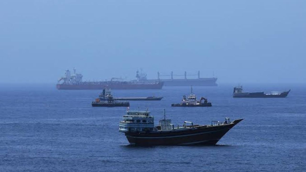 হরমুজে জাহাজ চলাচল ফের কমেছে