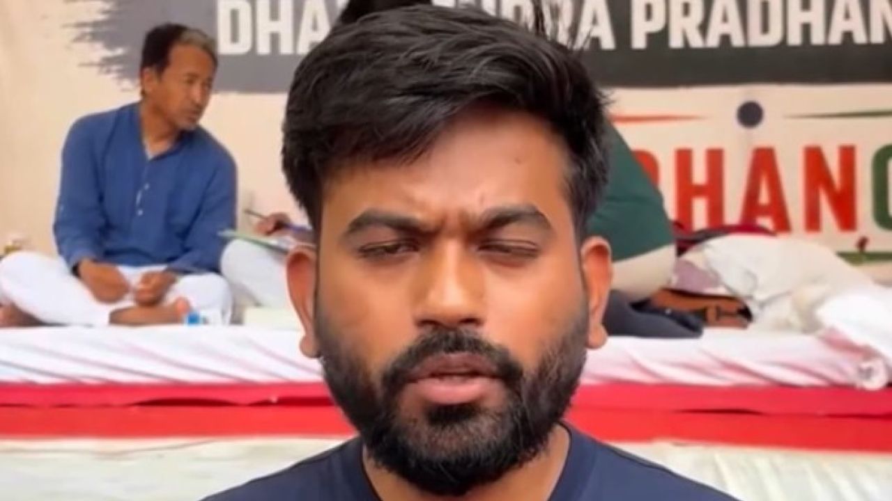 দিল্লিতে ককরোচ যুব আন্দোলন বিস্ফোরক মোড়ে