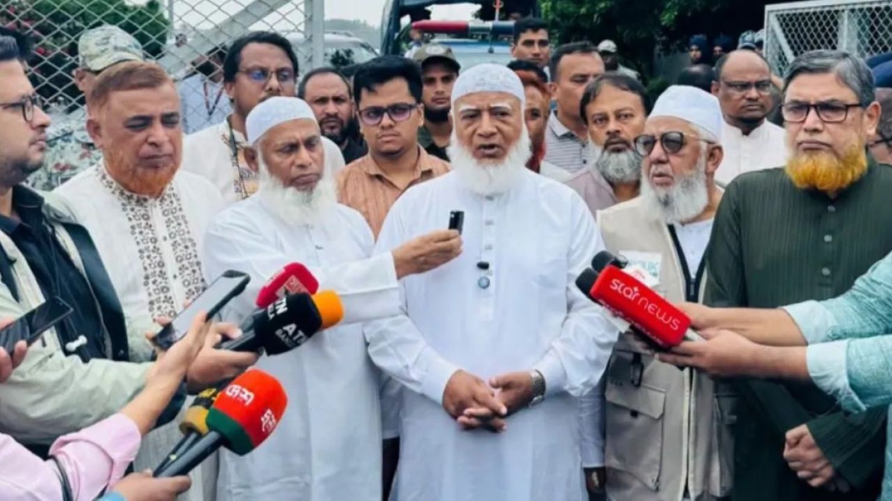 চট্টগ্রামের বন্যাকবলিত এলাকায় জামায়াত আমির