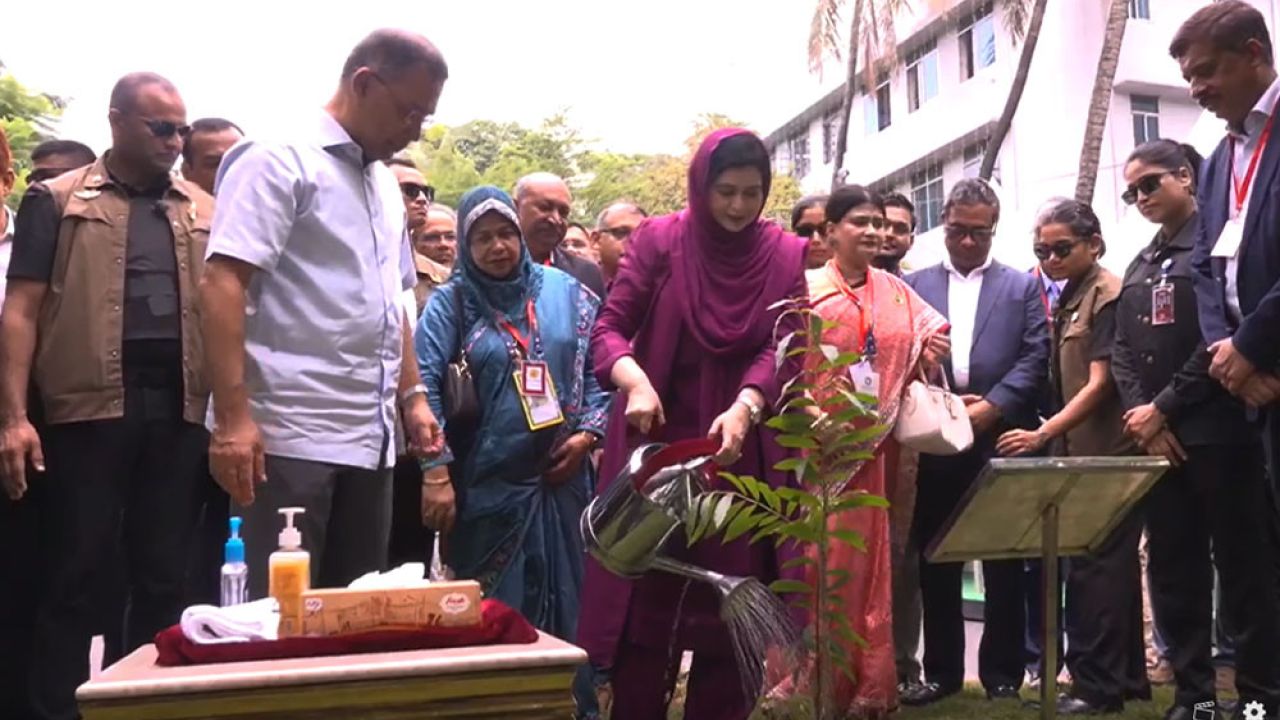 ঢাকা মেডিকেলে বৃক্ষরোপণ কর্মসূচি উদ্বোধন করলেন প্রধানমন্ত্রী