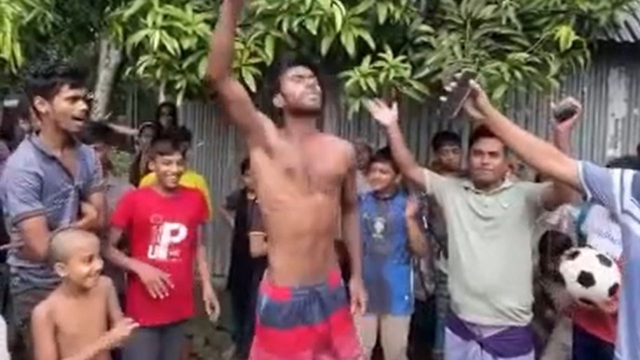 ২ মাদক ব্যবসায়ীকে ‘অভিনব’ শাস্তি, ভিডিও ভাইরাল