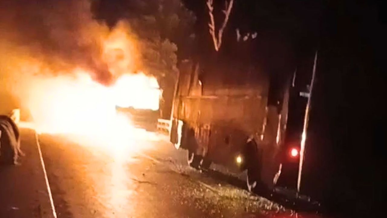 ফরিদপুরে বাসচাপায় নিহত ৫, গাড়িতে আগুন