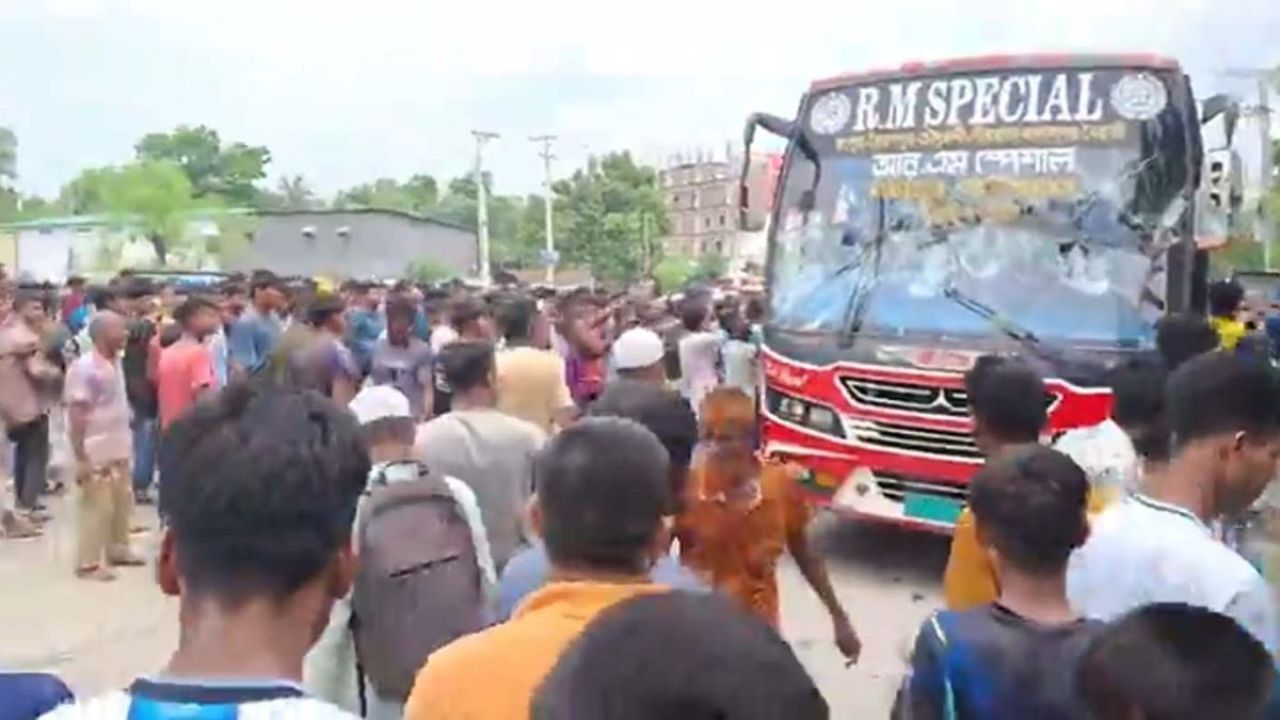 বাসের ধাক্কায় ইমামের মৃত্যু, বাসে অগ্নিকাণ্ড