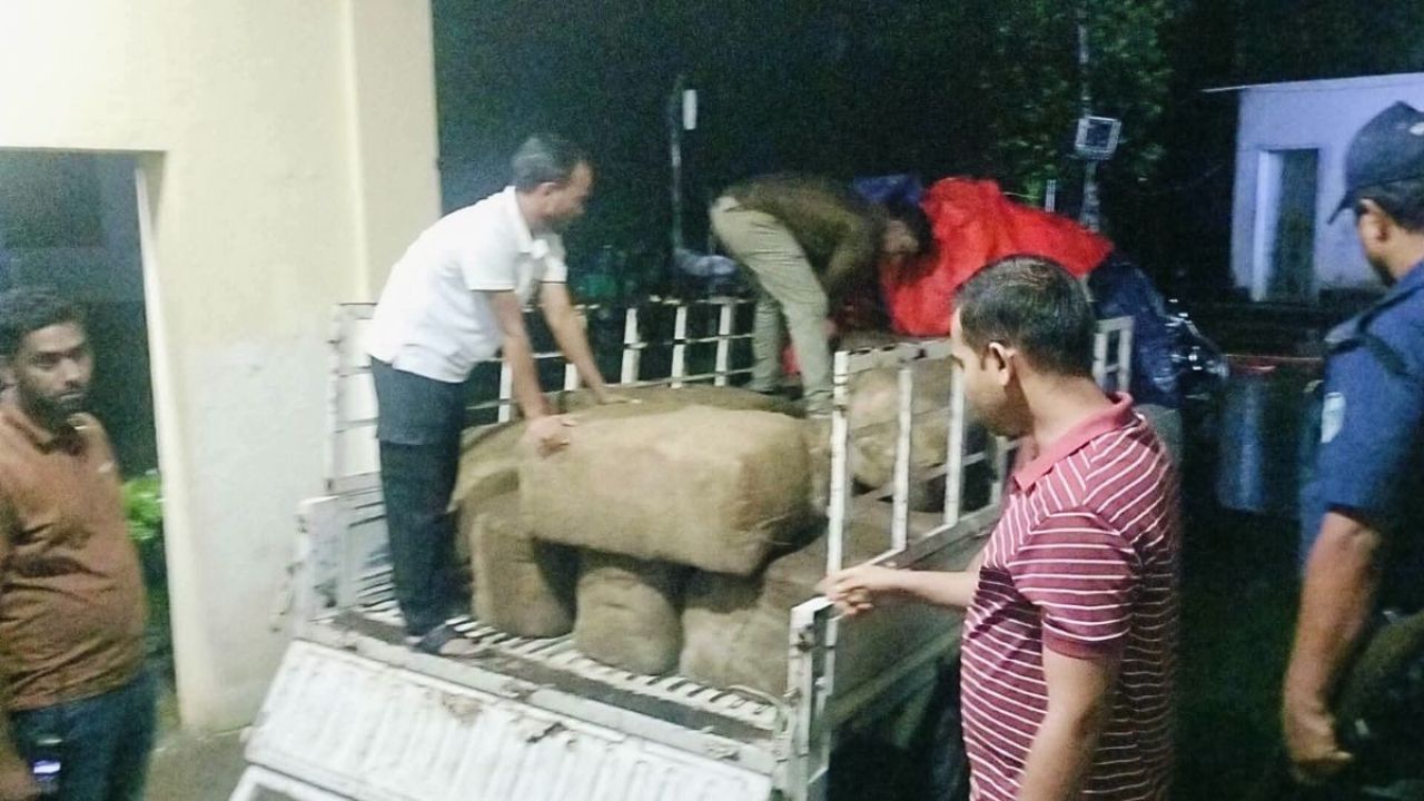 জনতার সাহসিকতায় ধরা পড়ল ভারতীয় কাপড়