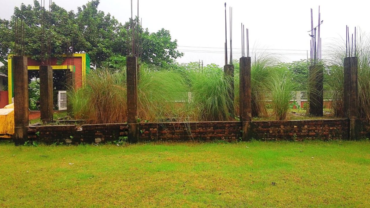 সাড়ে ৬ বছর ঝুলে আছে স্কুল ভবন নির্মাণ