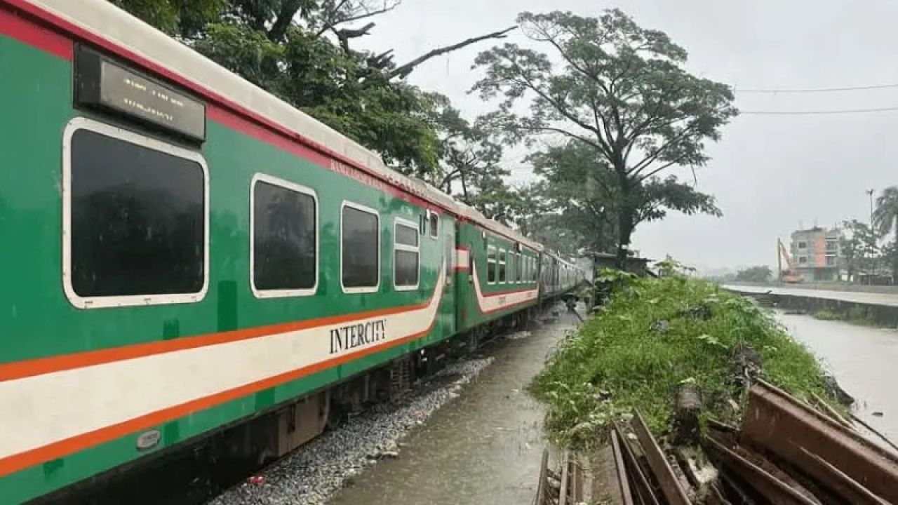 ৫ দিন পর চট্টগ্রাম-কক্সবাজারে ট্রেন চলাচল শুরু