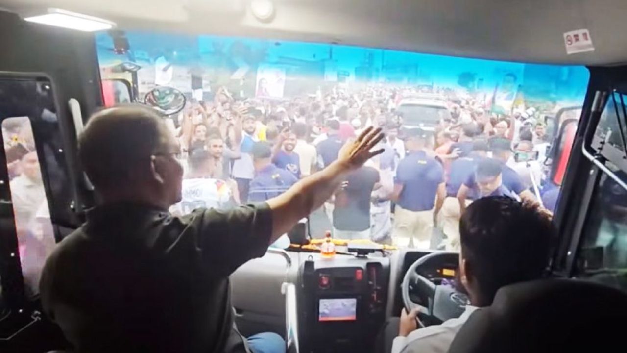 বরিশালের পথে প্রধানমন্ত্রী