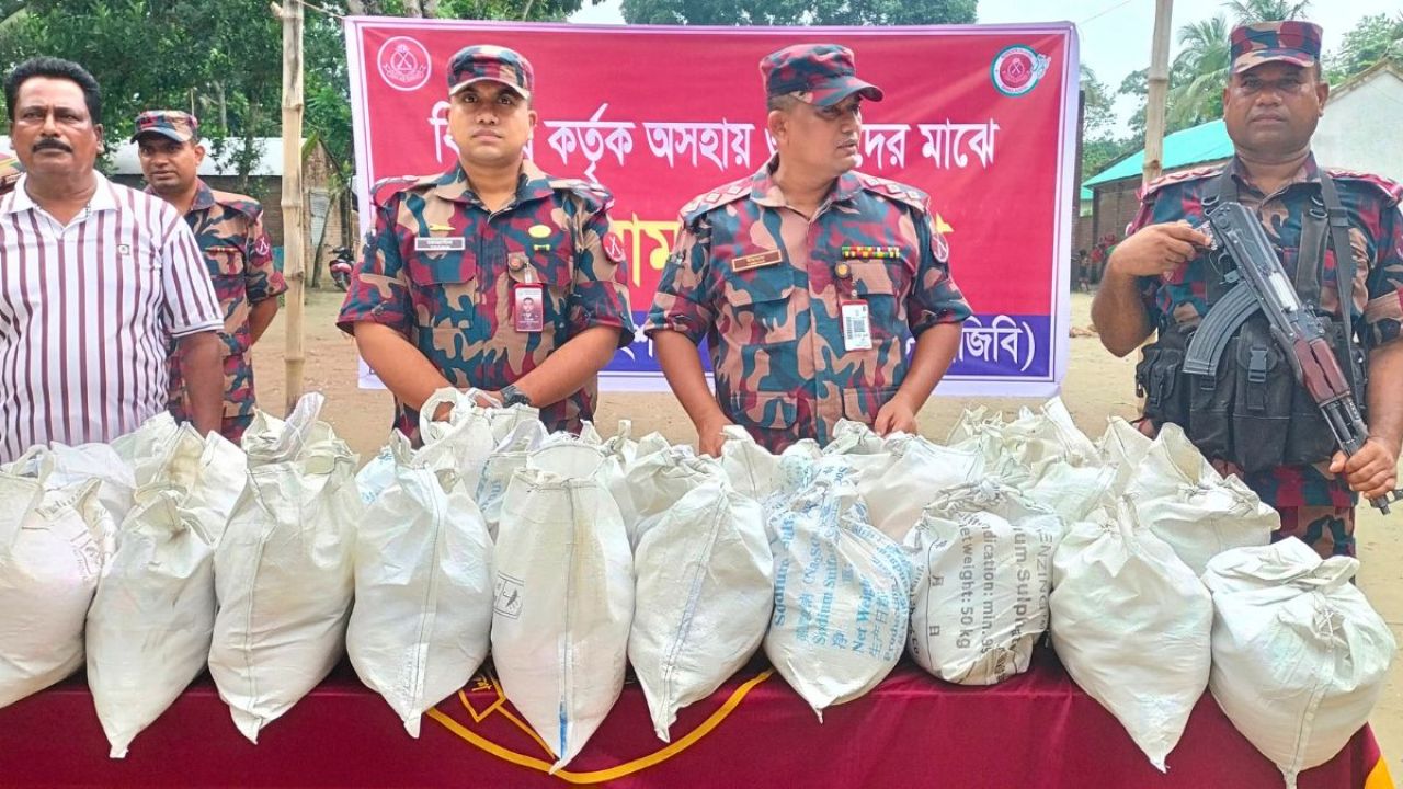 মহেশপুরে অতিবৃষ্টিতে ক্ষতিগ্রস্তদের পাশে বিজিবি