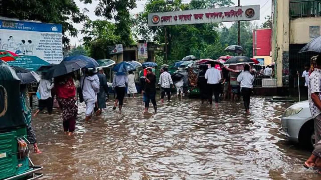 নরসিংদীতে টানা বর্ষণে স্থবির জনজীবন