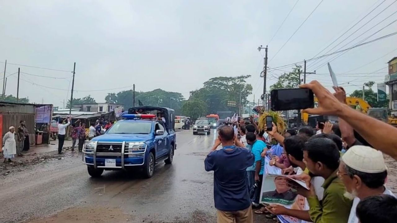 বৃষ্টি উপেক্ষা করে মাদারীপুরে প্রধানমন্ত্রীকে হাজারো নেতাকর্মীর অভিবাদন