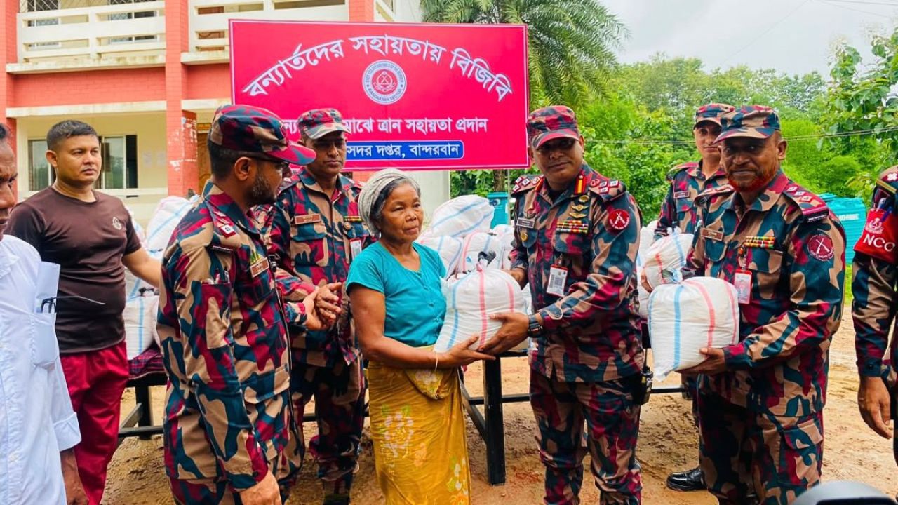 বান্দরবানে দুর্গত ৭২ পরিবারের মাঝে বিজিবির ত্রাণ