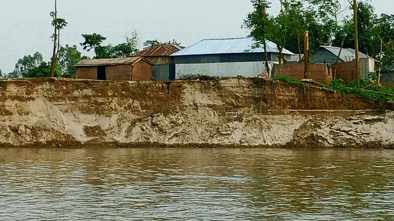 ফুলছড়িতে যমুনার ভাঙনে গৃহহীন ৪০০ পরিবার