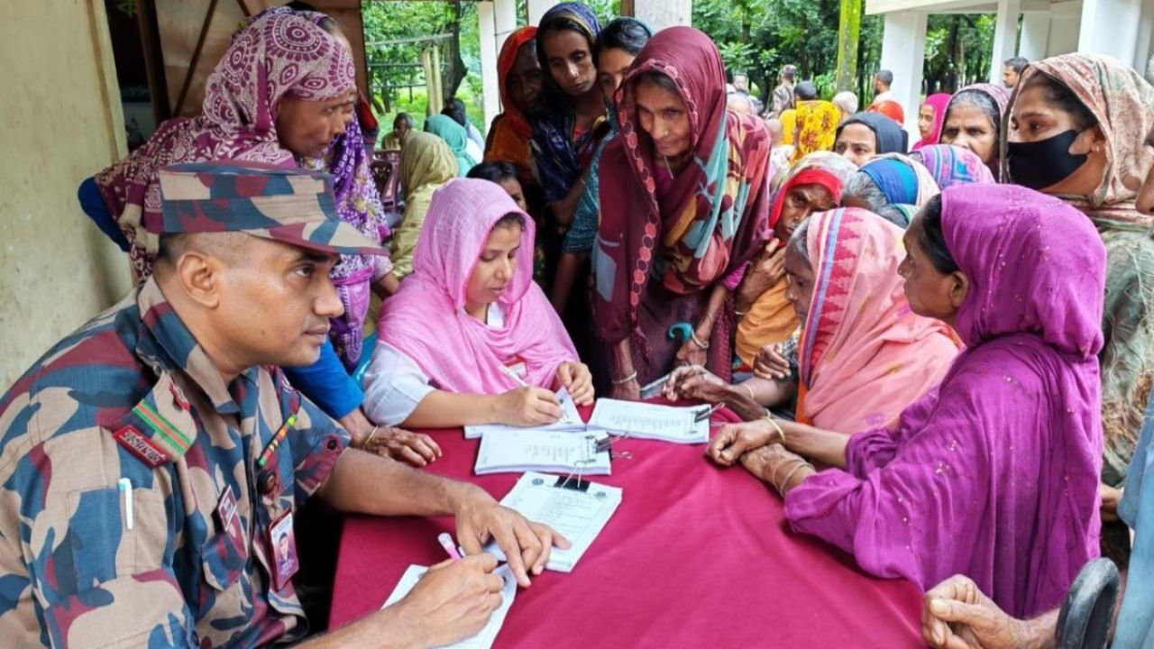 সুনামগঞ্জে বন্যার্তদের জন্য বিজিবির মেডিকেল ক্যাম্প