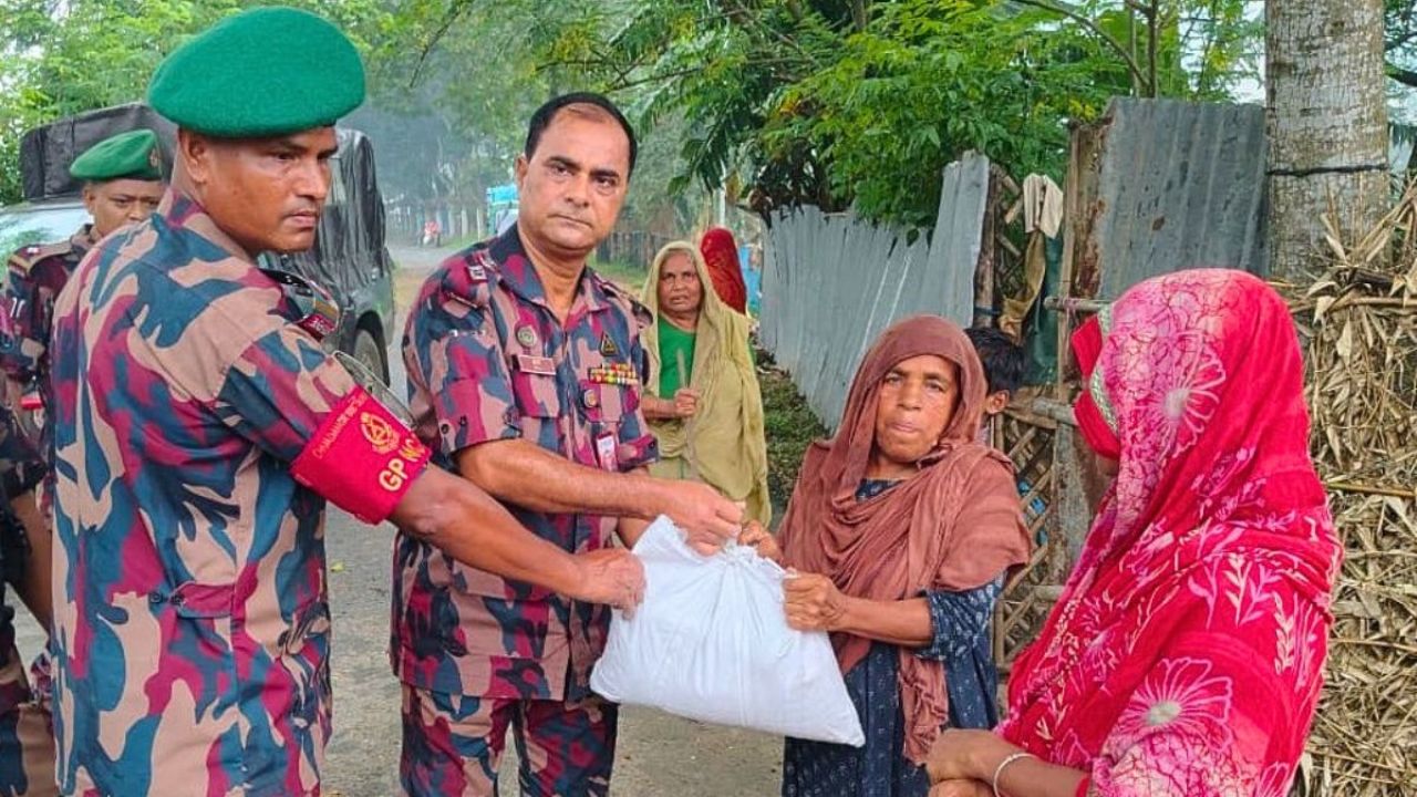 ভারী বর্ষণে ক্ষতিগ্রস্ত মানুষের পাশে চুয়াডাঙ্গা-৬ বিজিবি ব্যাটালিয়ন
