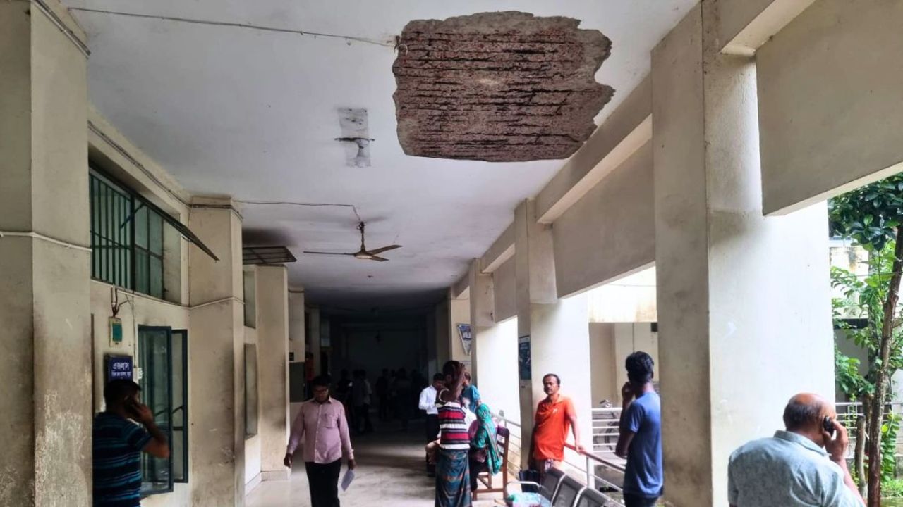 বাগেরহাট আদালত ভবনের পলেস্তারা খসে ৫ বিচারপ্রার্থী আহত
