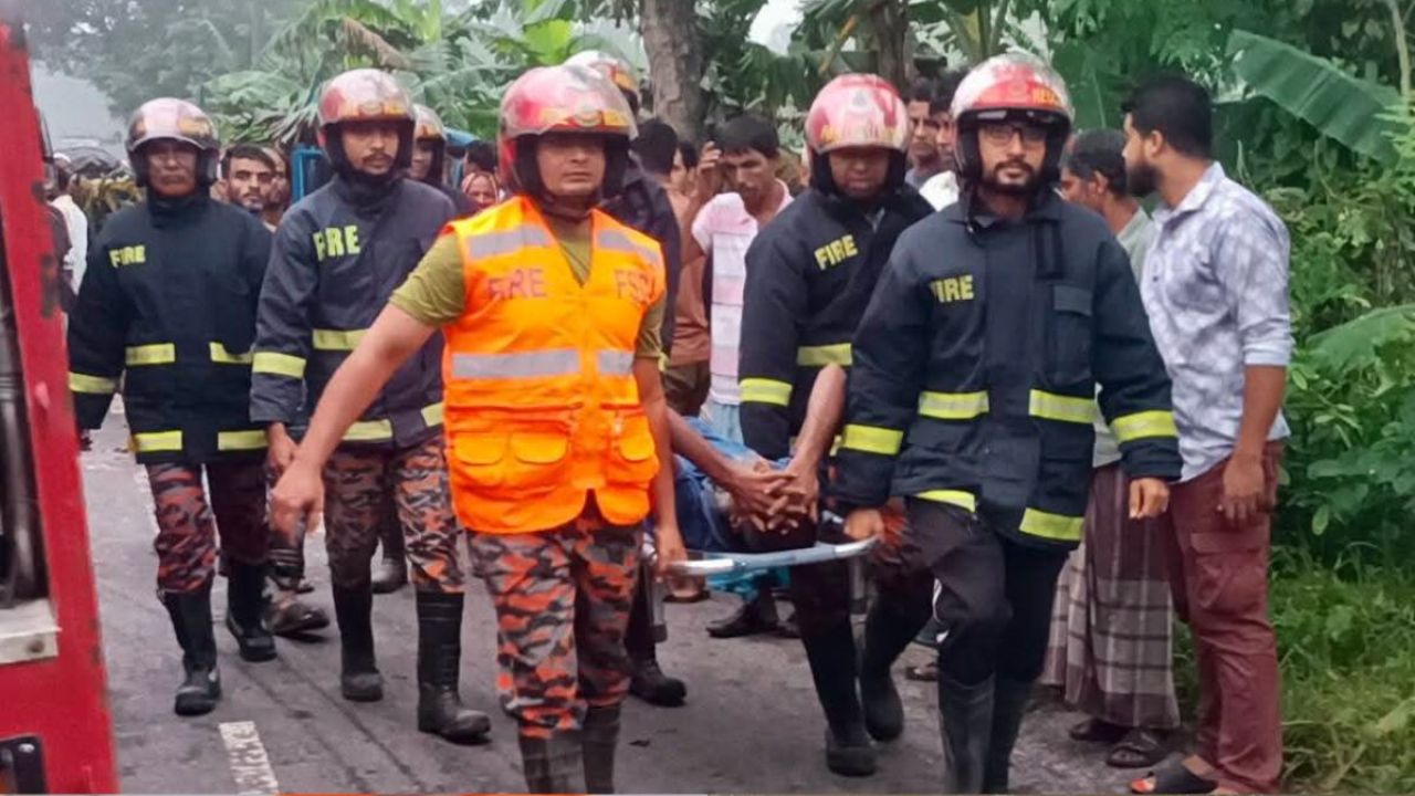নিয়ন্ত্রণ হারিয়ে গাছের সঙ্গে ট্রাকের ধাক্কা, আহত ১