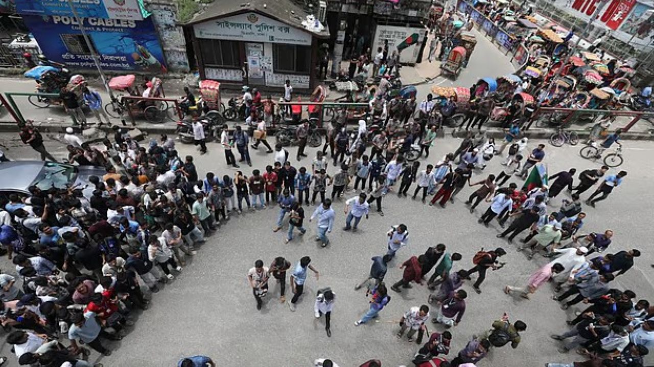 সায়েন্স ল্যাব মোড়ে শিক্ষার্থীদের অবরোধ, শিক্ষামন্ত্রীর পদত্যাগ দাবি