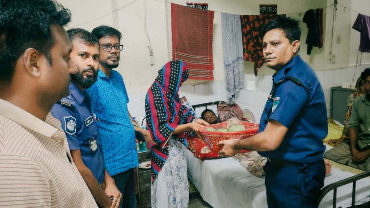বিস্ফোরণে আহত শ্রমিকের পাশে মানবিক ওসি 